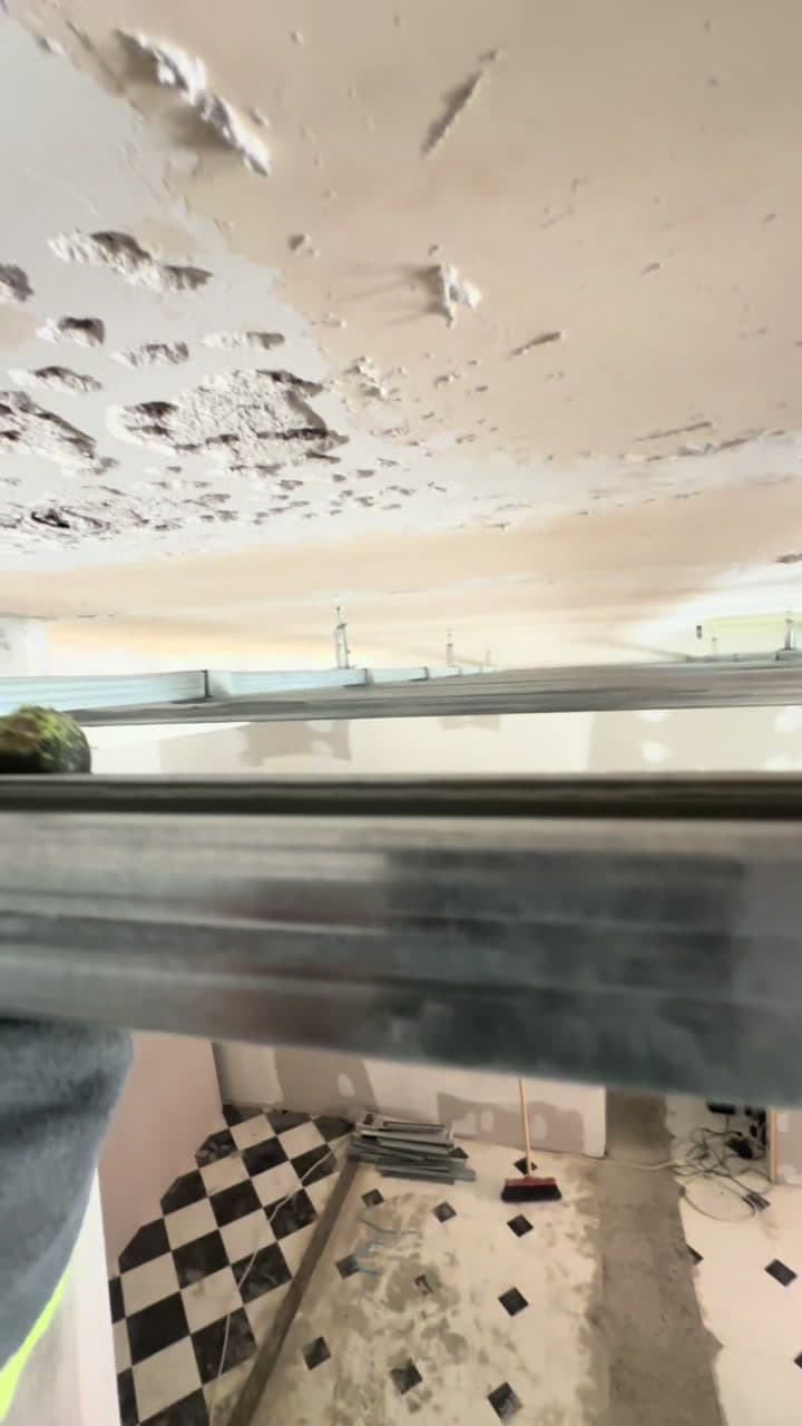 Orditura metallica per un controsoffitto in cartongesso in un cantiere di Raffaele