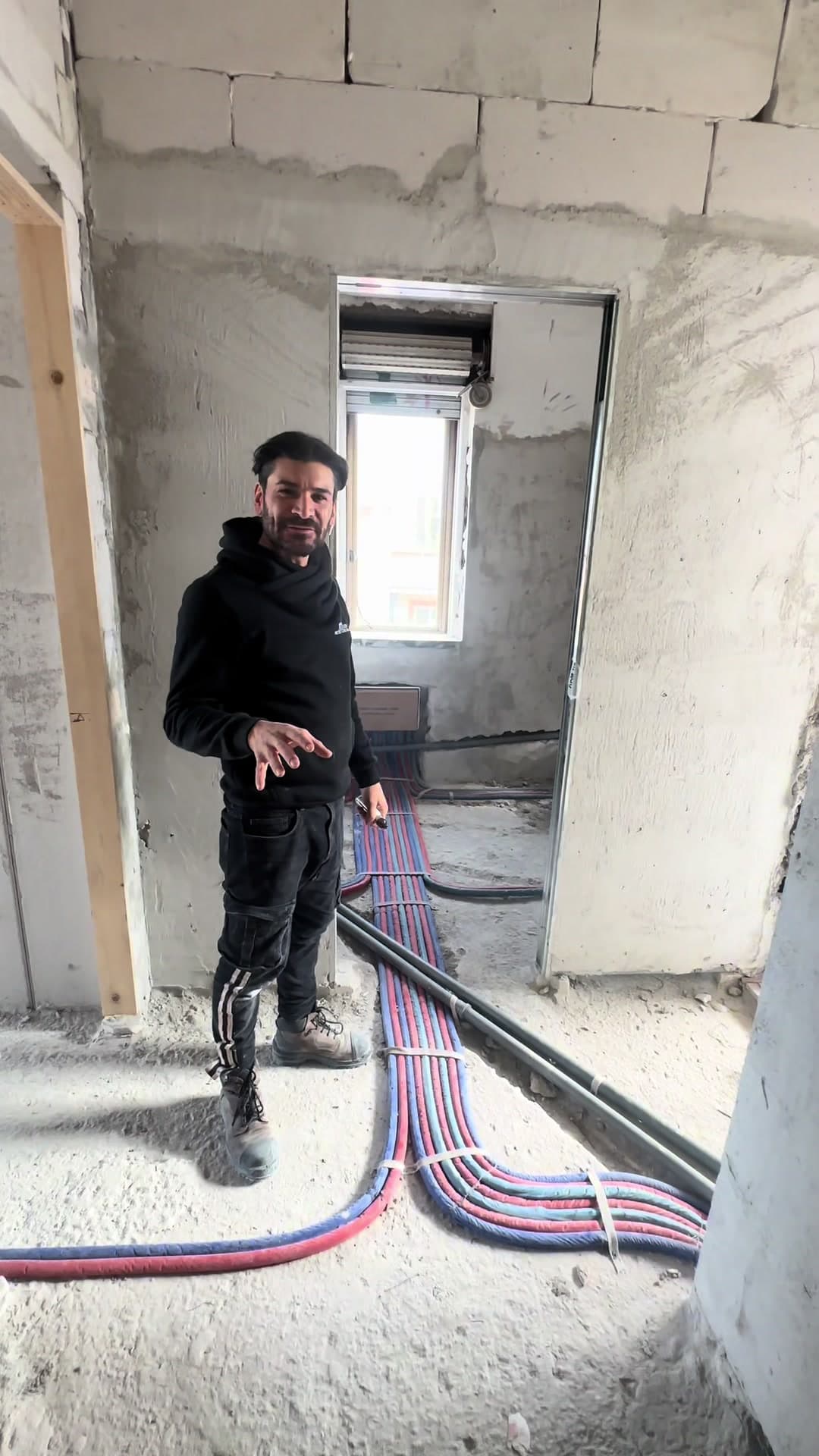 Raffaele mostra la distribuzione delle guaine dell'impianto elettrico in cantiere